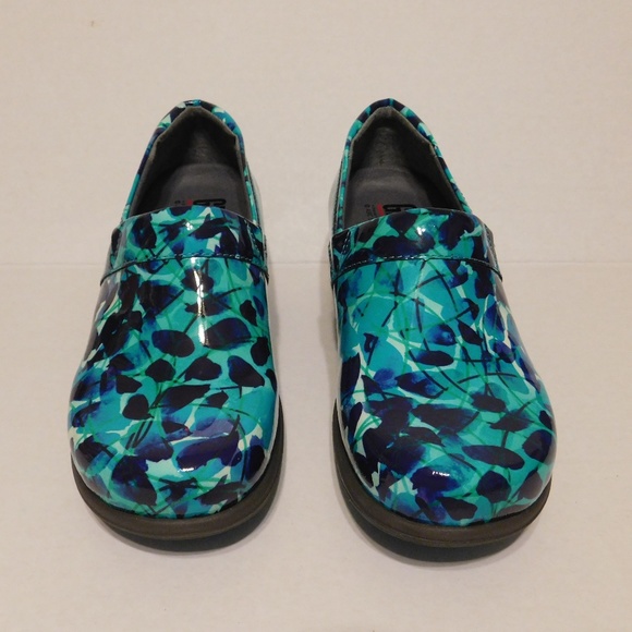 grey's anatomy meredith clogs